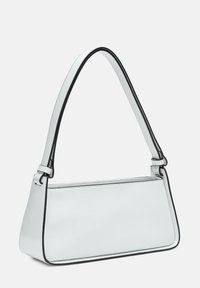 Borsa a tracolla in pelle bianca con bordo nero, forma rettangolare, superficie liscia e tracolla regolabile fissata con accessori in metallo.