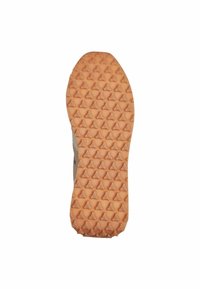 Gummisulor med bikakestruktur, orange färg med texturerat grepp. Sidoprofilen visar en lätt kurva, designad för dragkraft och stabilitet.