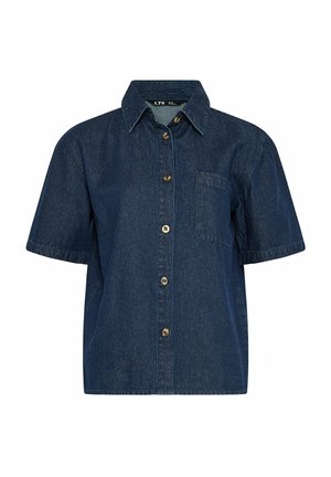 Camisa vaquera de algodón azul oscuro de manga corta con un bolsillo delantero, cuello y cierre abotonado con seis botones marrones.