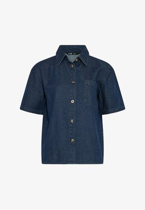 Chemise en denim bleu foncé à manches courtes, avec une poche avant, un col et une fermeture boutonnée avec six boutons marron.