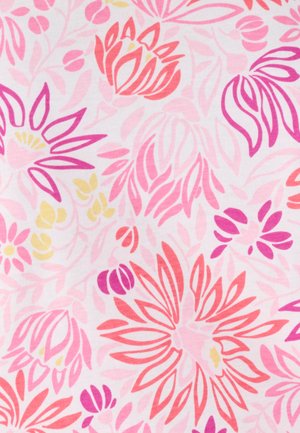 Tela floral con patrones de flores en tonos rosa, rojo y púrpura sobre un fondo blanco. Textura suave con flores de formas y tamaños variados.