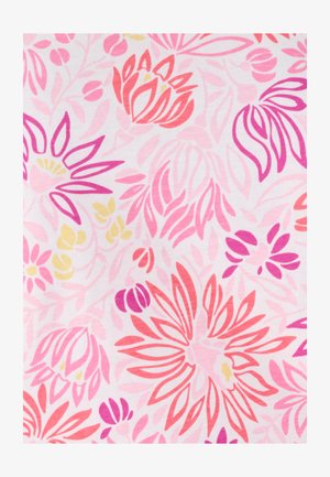 Bloemenstof met roze, rode en paarse bloemmotieven op een witte achtergrond. Zachte textuur met bloemen in verschillende vormen en maten.