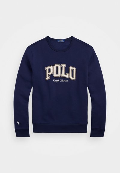 Nadmorsko modra majica s kapuco, ki ima velik bež logotip "POLO" in napis "Ralph Lauren", rebrast ovratnik ter majhen vezen logotip na rokavu.