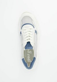 Šedé a modré tenisky kombinující textilní a semišové materiály, kulatou špičku a ploché šněrování. Bílá podešev s texturovanými detaily.