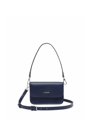 Bolso bandolera Lacoste de cuero azul marino con correa ajustable, herrajes plateados y cierre frontal con solapa.