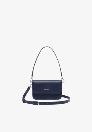 Marineblauwe leren Lacoste crossbodytas met verstelbare riem, zilveren hardware en een voorflapsluiting.