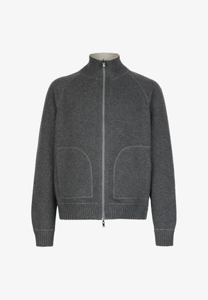 Grauer Reißverschluss-Pullover mit hohem Kragen, Raglanärmeln und zwei vorderen Taschen. Hergestellt aus einem weichen, strukturierten Stoff mit gerippten Säumen und Bündchen.