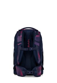 Sac à dos bleu marine avec des motifs géométriques roses et violets, sangles rembourrées, clips ajustables et une poignée sur le dessus pour un transport facile.