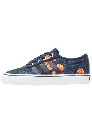 Blauwe canvas sneakers met een bloemenpatroon in oranje en groen, met witte rubberen zolen en drie zijstripes. Vetersluiting.