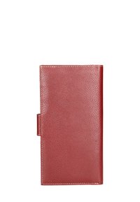 Portafoglio in pelle rossa con una texture granulosa e cuciture bianche. Presenta un davanti con risvolto e una forma rettangolare compatta.