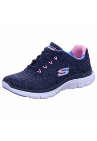 Zapatillas deportivas en color navy con tela texturizada, cordones rosas y detalles azules. Cuentan con una suela blanca acolchada y un logotipo destacado en el lateral.