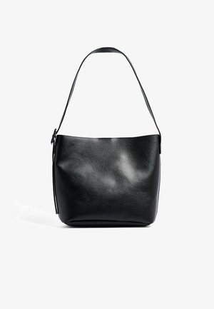 Sac en cuir noir avec une texture lisse, large ouverture et une bandoulière unique réglable. Design simpliste sans accents matériels visibles.