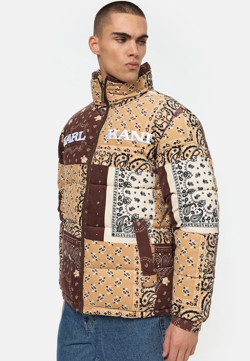 karl-kani-retro-paisley-puffer-jacket-winterjas-brown-sand-bruin