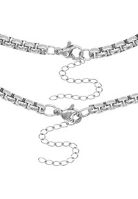 Collana in metallo argentato a catena con anelli rotondi, dotata di chiusura a gancio e catena di estensione regolabile per personalizzare la lunghezza.