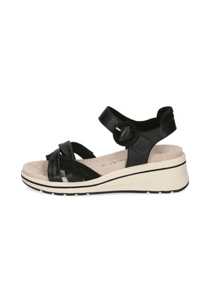 Sanda negra de cuero con tiras cruzadas, correa ajustable en el tobillo, plantilla acolchada y suela en cuña con una base blanca y negra.