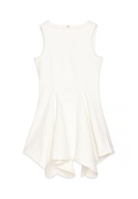 Robe blanche sans manches en tissu avec une finition légèrement texturée, présentant un ourlet fluide et des coutures en pinces pour la forme.