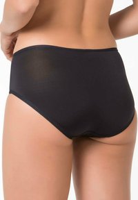 Zwarte hoog-getailleerde onderbroek met een gladde textuur. Beschikt over een naadloos ontwerp, een elastische tailleband en minimale bedekking aan de achterkant.