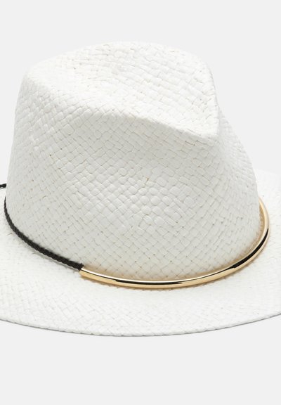 Chapeau fedora blanc tissé avec bande noire tressée et accent métallique doré incurvé autour de la base de la couronne.