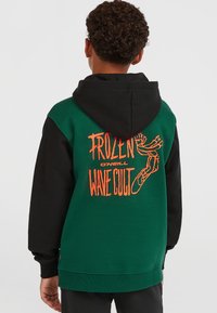 Zielona i czarna bluza z kapturem z dużą pomarańczową grafiką z napisem "FROZEN WAVE CULT" na plecach, o gładkiej teksturze i luźnym kroju.