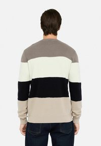 Maglione lavorato a maglia con collo a giro, caratterizzato da ampie righe orizzontali in beige, crema e blu navy. Texture morbida, polsini e orlo a coste.