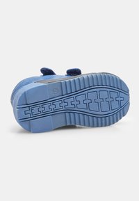 Scarpa per bambini blu con suola in gomma testurizzata e cinturini in Velcro. Presenta una forma arrotondata e una parte superiore in morbido camoscio per il massimo comfort.