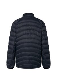 Marineblå puffjakke med quiltet design, høj krave og elastiske manchetter. Fremstillet af let, glat materiale med logo på halsen.