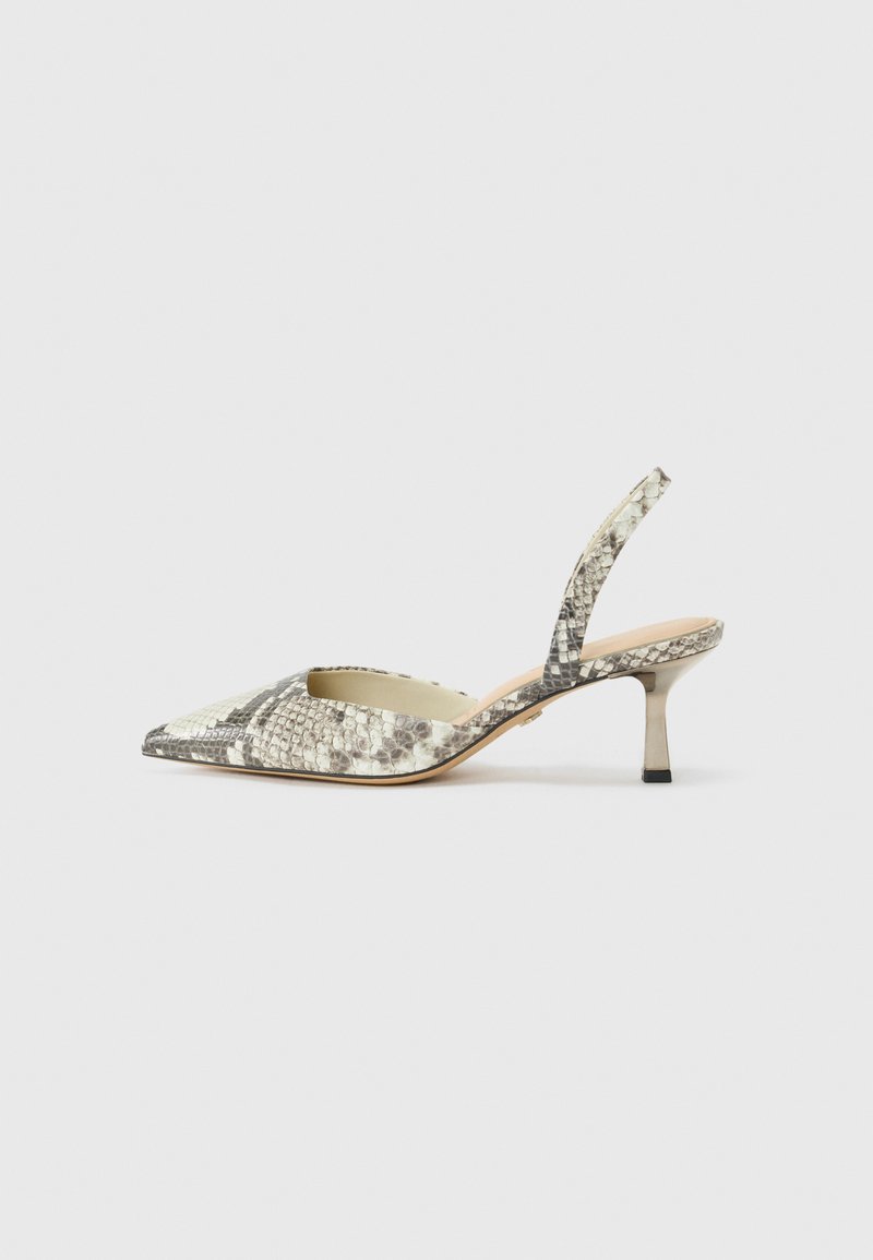 Špičaté slingback boty s texturovaným hadím vzorem v tlumených odstínech šedé a krémové, s úzkým kovovým podpatkem.