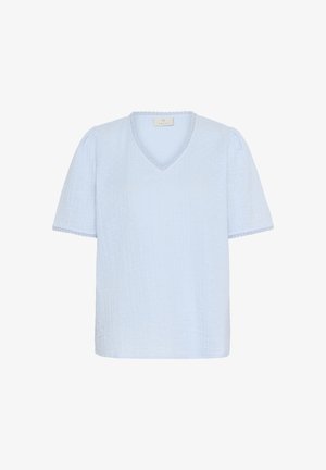 Világoskék, rövid ujjas felső V-nyakkivágással, texturált anyagból és puffos ujjakkal. Finom szőtt mintázattal és kontrasztos díszítéssel rendelkezik.