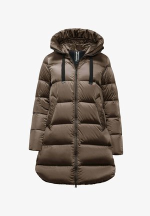 Cappotto puffer marrone con una texture lucida, cappuccio, zip frontale e cinturini regolabili. Presenta ampie sezioni trapuntate per l'isolamento.