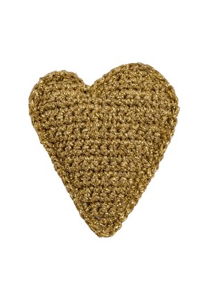 Złocisty, ręcznie szydełkowany obiekt w kształcie serca o teksturowanym, plecionym wzorze na białym tle.