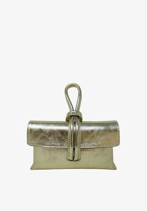 Borsa a mano in oro metallizzato con chiusura a nastro annodato al centro su sfondo bianco semplice.