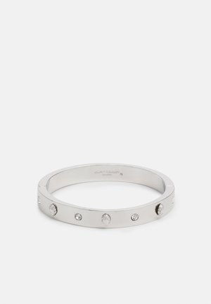 Silberfarbener Armreif mit fünf klaren Kristallen, die in ein glattes, elegantes Band mit minimalistischem Design und polierter Oberfläche eingesetzt sind.
