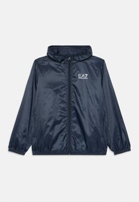 Morská vetrovka vyrobená z lesklého, ľahkého materiálu. Obsahuje zips na prednej strane, kapucňu a elastické manžety; obsahuje detail loga EA7 na hrudi.