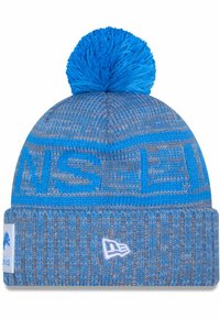 Blau-graue Strickmütze mit einem Pompon an der Spitze, ausgestattet mit einem strukturierten Muster und einem Logopatch an der Vorderseite.