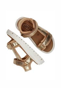 Gouden metallic sandalen met een witte zool, voorzien van twee banden en gespsluitingen. Gladde leren bovenkant en gebroken inlegzool. Maat 30.