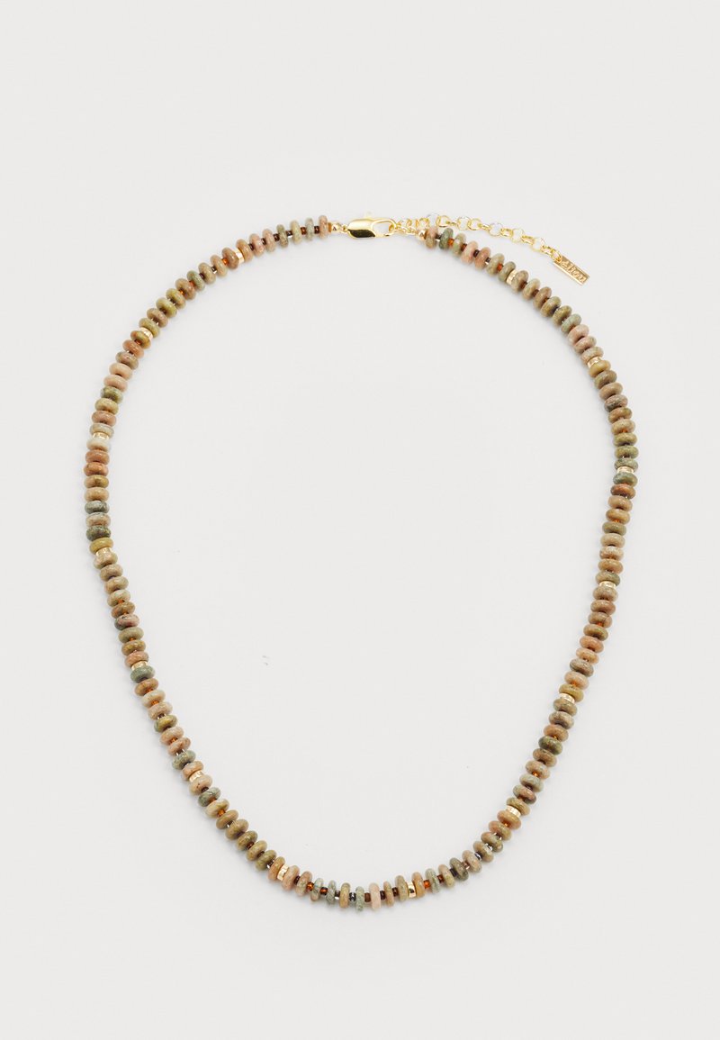 Färgglad pärlhalsband med runda, skivformade pärlor i jordnära nyanser av brunt, grönt och kräm, med gyllene lås och förlängningskedja.