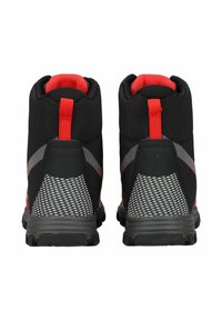 Botas de senderismo negras con acentos rojos, que cuentan con un diseño de caña alta, paneles de malla para transpirabilidad y una suela de goma texturizada para tracción.