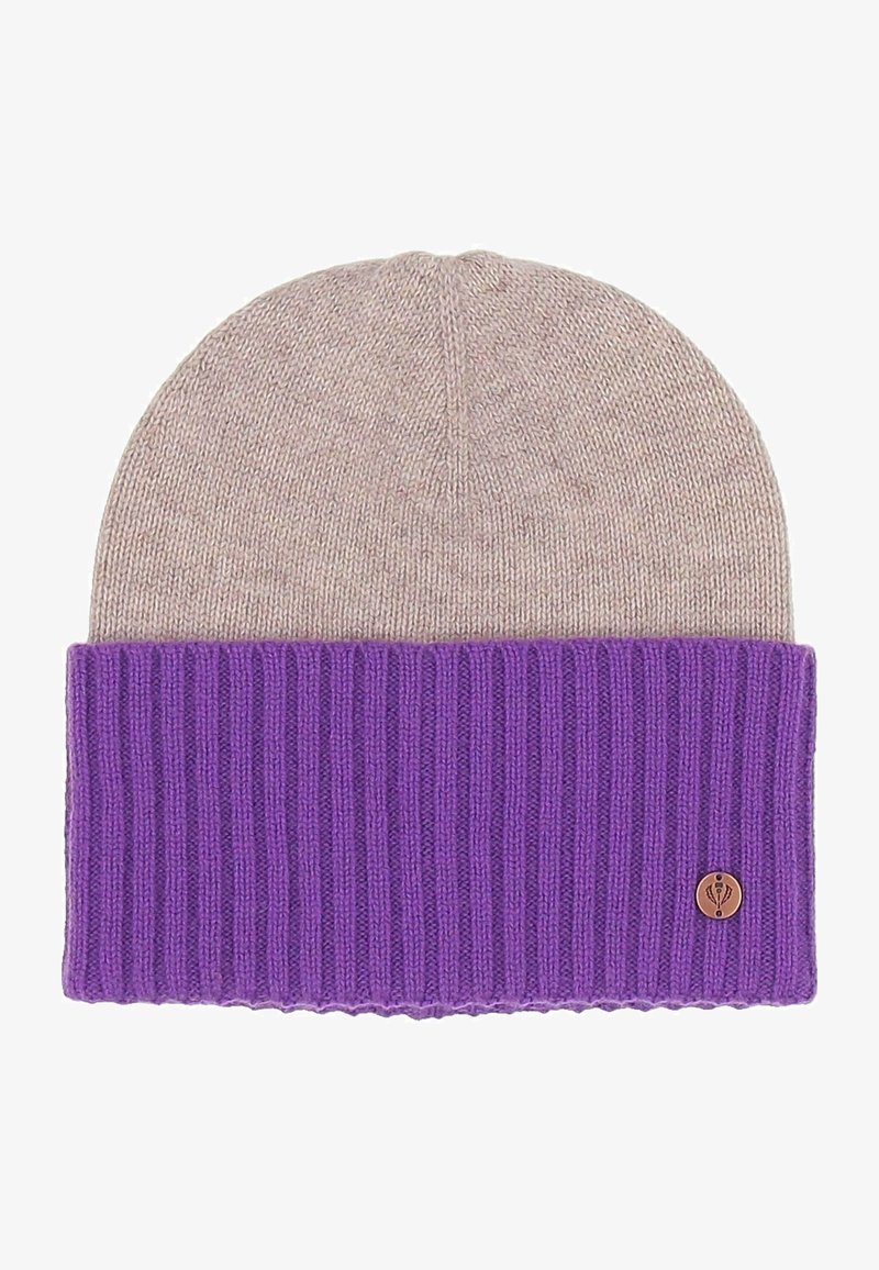 Berretto lavorato a maglia con una parte superiore marrone chiaro e una parte inferiore ribattuta di colore viola, con una piccola etichetta rotonda sul lato. Texture morbida e forma aderente.