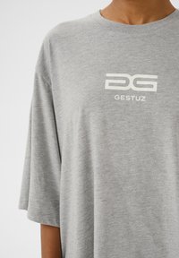 Gestuz LUELLA - Trükipildiga T-särk - medium grey mélange