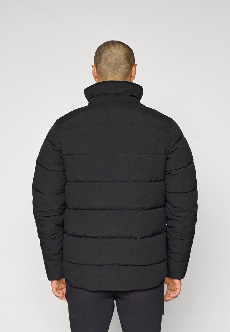 Schwarze gepolsterte Jacke mit hohem Kragen und horizontalem gestepptem Design, mit glatter Textur und einer leicht lockeren Passform.