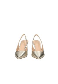 Décolleté slingback in oro metallico con punta affilata, lati aperti e una sottile cinghia alla caviglia. Texture liscia con una leggera lucentezza.