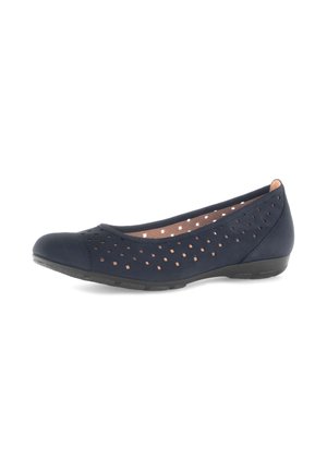 Chaussure plate pour femme bleu marine avec perforations carrées et bout arrondi, avec une semelle basse noire et un intérieur rembourré.