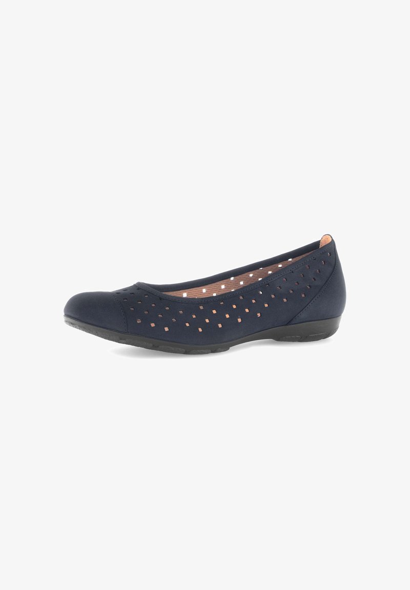 Chaussure plate pour femme bleu marine avec perforations carrées et bout arrondi, avec une semelle basse noire et un intérieur rembourré.