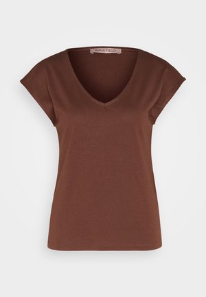 T-shirt marron à col en V avec des manches courtes et retroussées. Fabriqué en tissu doux, il présente un design simple et une coupe droite à l'ourlet.