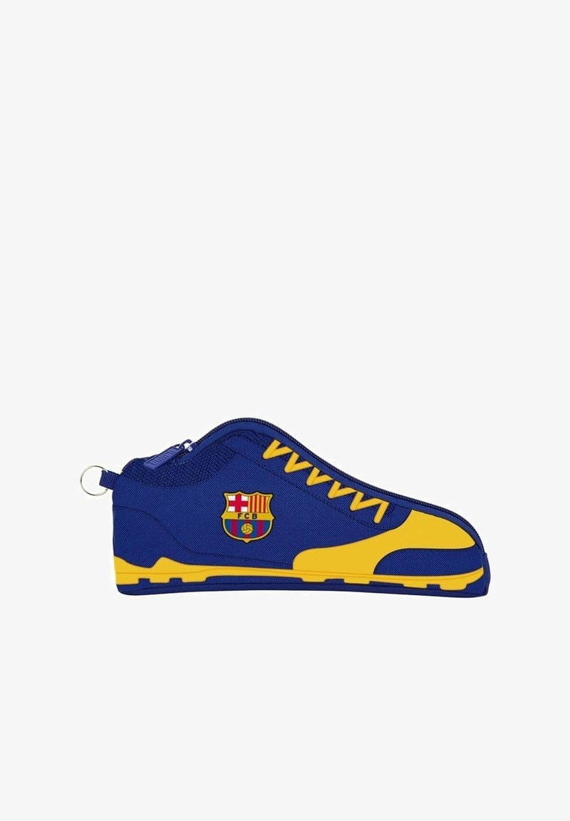 Niebiesko-żółty piórnik w kształcie buta z zamkiem błyskawicznym, teksturowanym materiałem i logo drużyny Barcelony po boku.