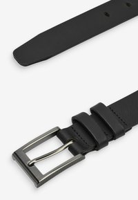 Ceinture en cuir noir avec une texture lisse, dotée d'une boucle en métal de forme rectangulaire et d'accents rainurés pour une meilleure prise.