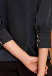 Love & Roses PINTUCK CREW NECK BUTTON DETAIL  REGULAR FIT - Bluza - navy blue