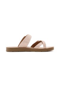 Roze sandaal met twee brede banden; één band heeft een gestructureerde afwerking met kleine uitsparingen. Platte rubberen zool met een lichte loopstructuur.