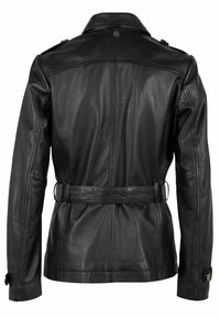 Giacca in pelle nera con cintura in vita, spalle strutturate e dettagli con polsini bottonati. Texture liscia con un design classico del colletto.