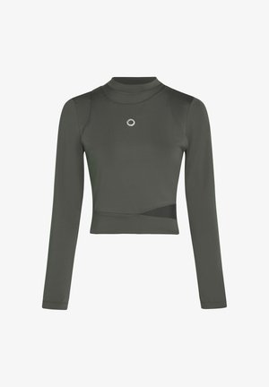 Top corto ajustado de manga larga en tejido verde oscuro. Presenta un cuello alto, un diseño elegante y un emblema circular plateado en la parte delantera.